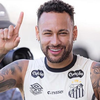 Neymar volta aos treinos enquanto recebe coro de torcedores pelo nome