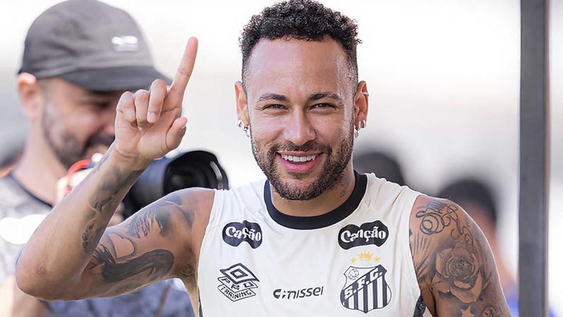Neymar volta aos treinamentos no Santos com bola