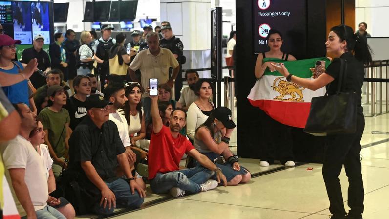 Mais duas jogadoras iranianas de futebol buscam asilo na Austrália, jornais