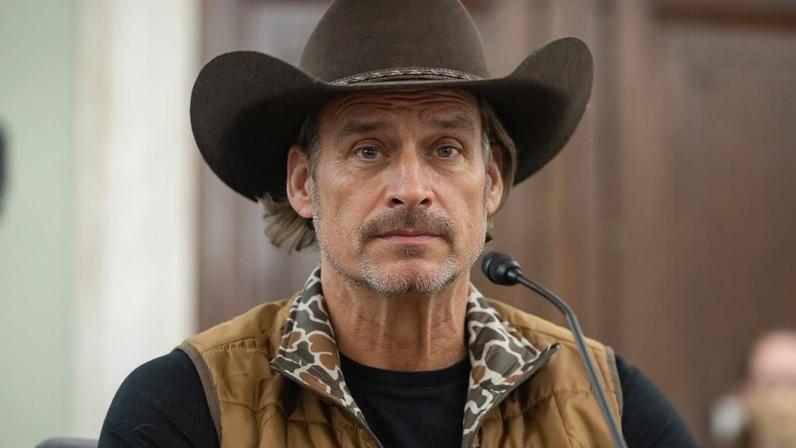 Pete Hegseth agradece Kid Rock após suspensão de helicóptero por sobrevoo