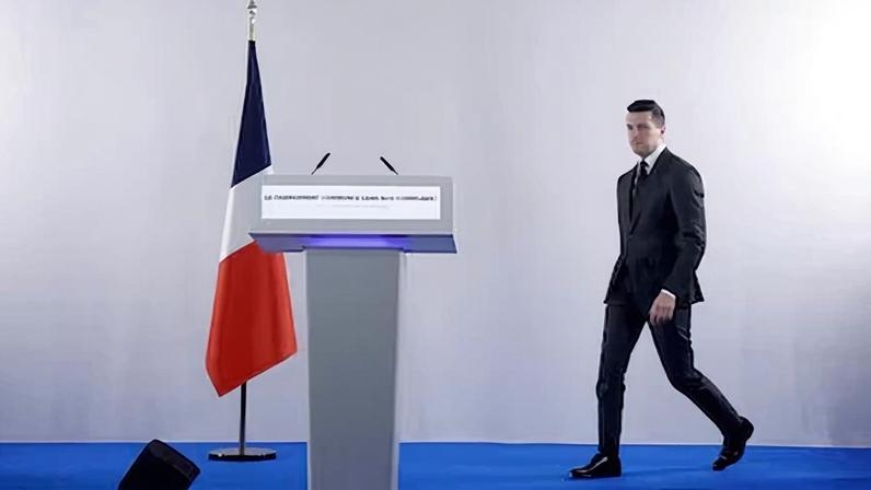 El presidente del Reagrupamiento Nacional, Jordan Bardella, se dirige al atril para analizar los resultados de la primera vuelta de las elecciones municipales, el domingo en Beaucaire (Francia).