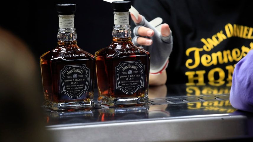 A Pernod e a Brown-Forman têm procurado maneiras de fortalecer seus negócios em um momento em que os consumidores estão bebendo menos (Foto: Luke Sharrett/Bloomberg)
