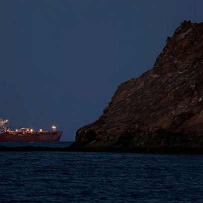 Ataque de EUA e Israel contra Irã atinge cargueiro no Estreito de Ormuz