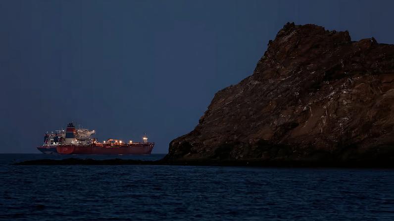 Ataque de EUA e Israel contra Irã atinge cargueiro no Estreito de Ormuz