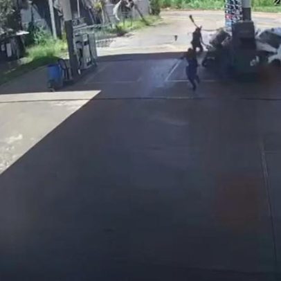 Carro dirigido por adolescente invade posto e danifica bomba de combustível