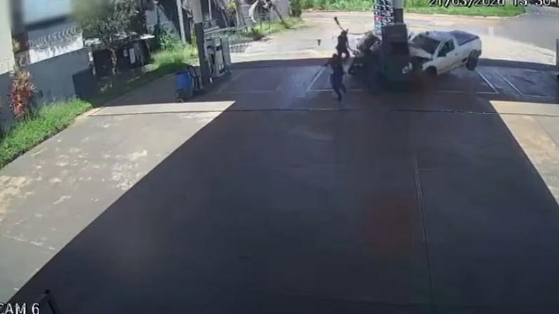 Menor de idade perde controle do carro e colide contra posto de gasolina