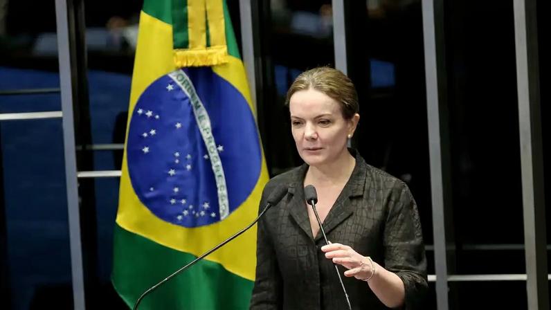 Gleisi Hoffmann segue no governo até Lula definir substituto do cargo
