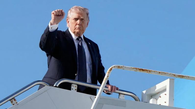 U.S. President Donald Trump gestures as he boards Air Force One at Palm Beach International Airport in West Palm Beach, Florida, U.S., March 1, 2026. REUTERS/Elizabeth Frantz/File Photo