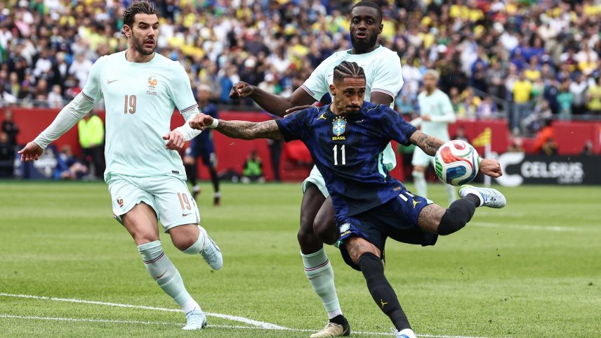 Raphinha foi substituído no intervalo de Brasil X França