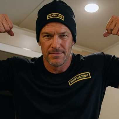 Alan Ritchson é estrela de série acusada de agredir vizinho em frente a crianças