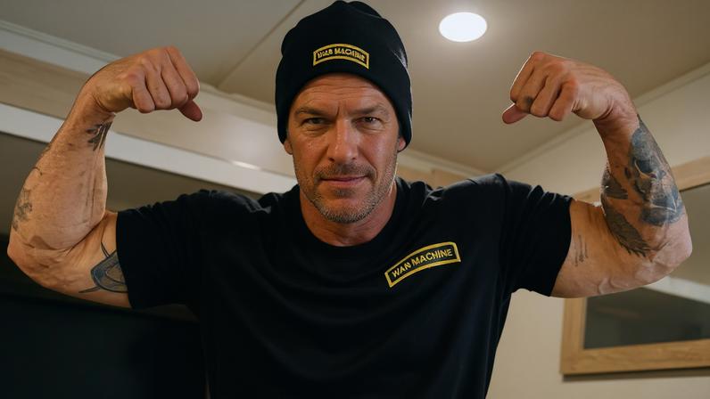 Alan Ritchson é acusado de agredir vizinho após discussão