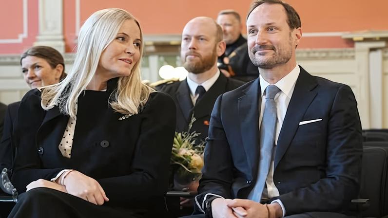 Princesa Mette-Marit afirma que Epstein a enganou e manipulou