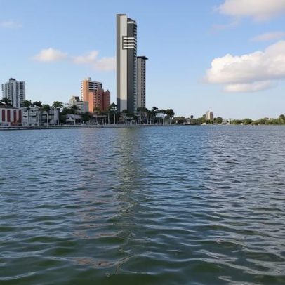 Quiosques do Açude Velho são interditados por despejo irregular de esgoto