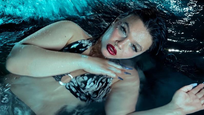 Lola Young retorna após afastamento para se recuperar