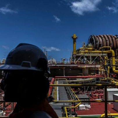 Ibovespa sobe 1% com impulso de Petrobras; dólar cai para R$5,19
