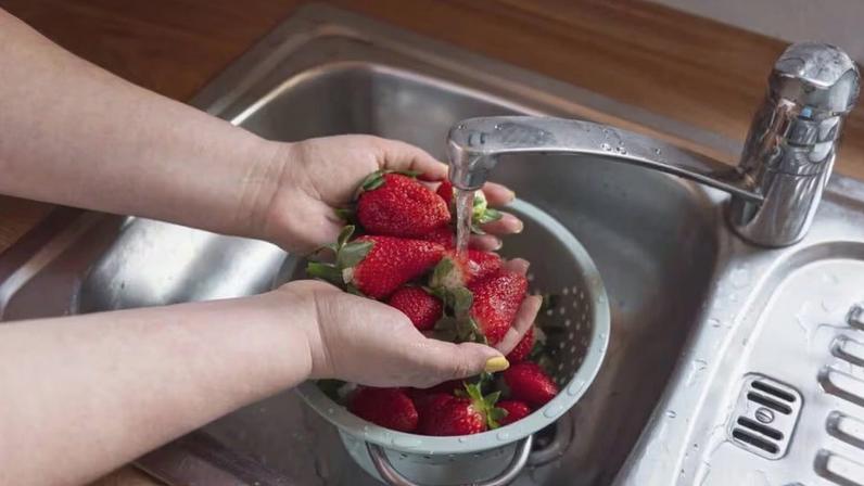 Os 12 alimentos mais contaminados e como consumi-los com segurança