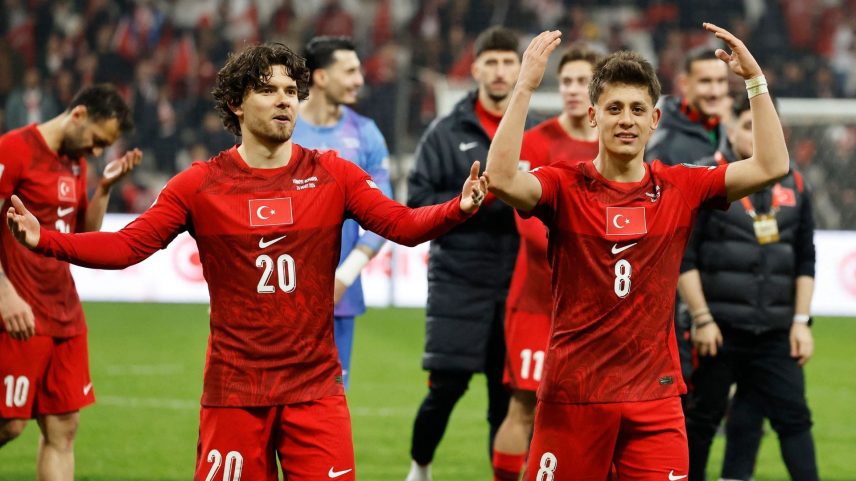 Turquia vence a Romênia e se aproxima da Copa do Mundo
