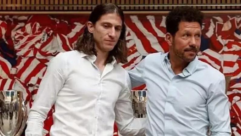 Filipe Luís tem Simeone como modelo. Argentino, que já foi seu treinador, está no Atlético de Madrid desde 2011