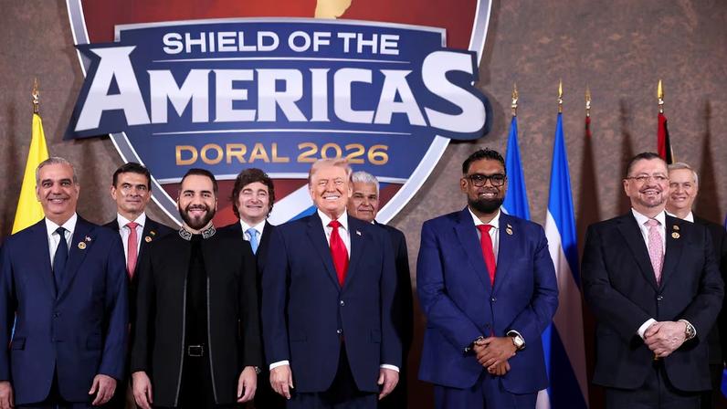 Lideres de América participantes de la cumbre en MIami, este sábado.