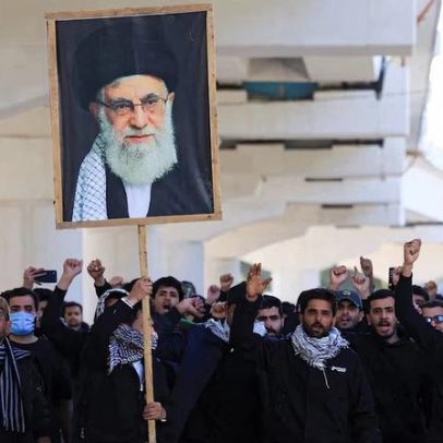 Protestos passam a ocorrer no Paquistão e no Iraque após morte de Khamenei