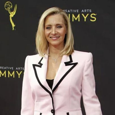 Friends criou irmã gêmea de Phoebe para explicar papel de Kudrow em série