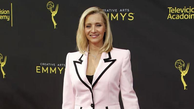 Friends criou irmã gêmea de Phoebe para explicar papel de Kudrow em série