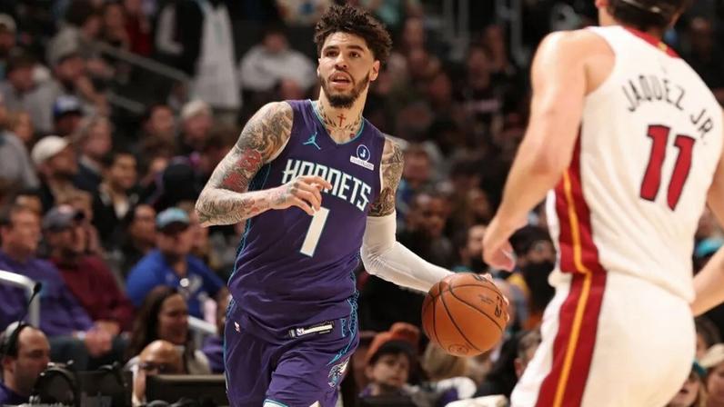 Hornets vencem Heat em confronto direto com atuação de LaMelo Ball
