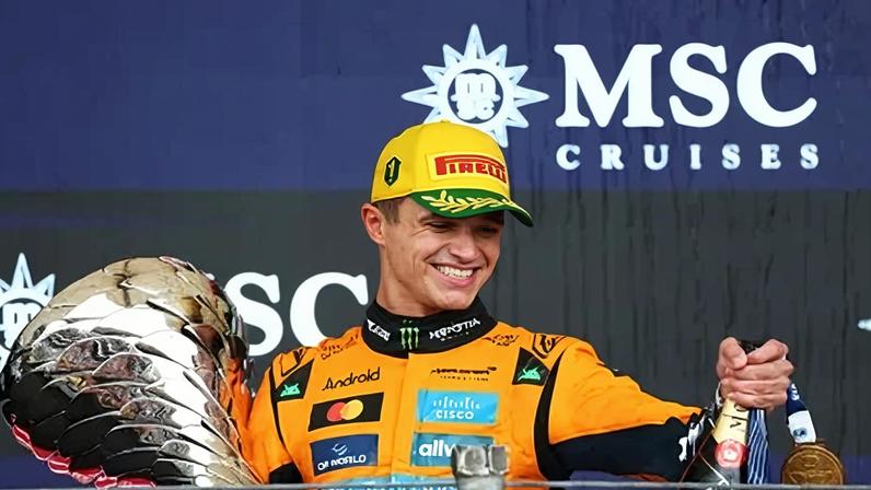 Lando Norris celebra a vitória no GP de São Paulo