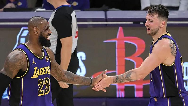 LeBron James e Luka Doncic brilham e Lakers derrotam Rockets