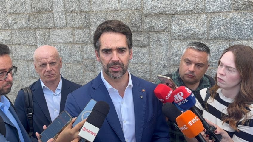 Eduardo Leite em entervista a jornalistas no aeroporto de Congonhas, São Paulo