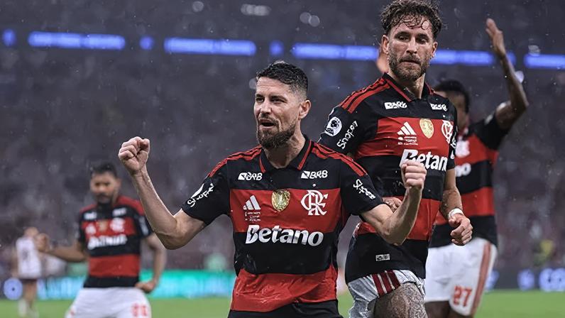 Jogadores do Flamengo comemorando durante partida