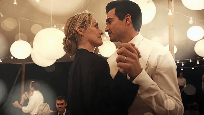 Sarah Pidgeon e Paul Anthony Kelly em "Love Story: John F. Kennedy Jr. & Carolyn Bessette"