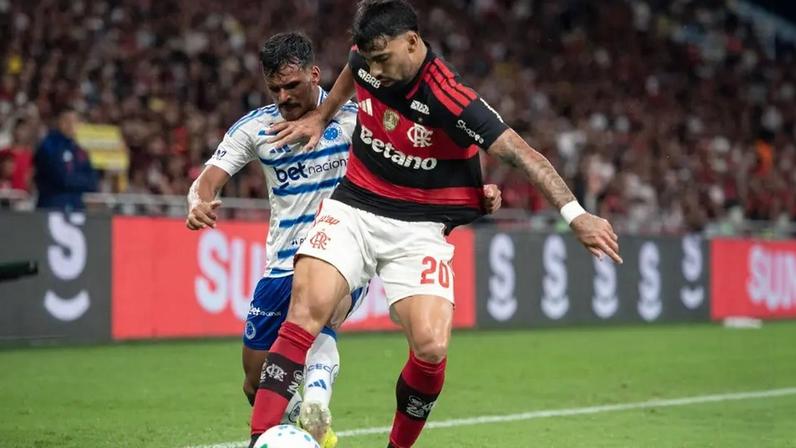 Lucas Paquetá protege a bola em disputa com jogador do Cruzeiro (Foto: Delmiro dos Santos Junior / Mochila Press / Gazeta Press)