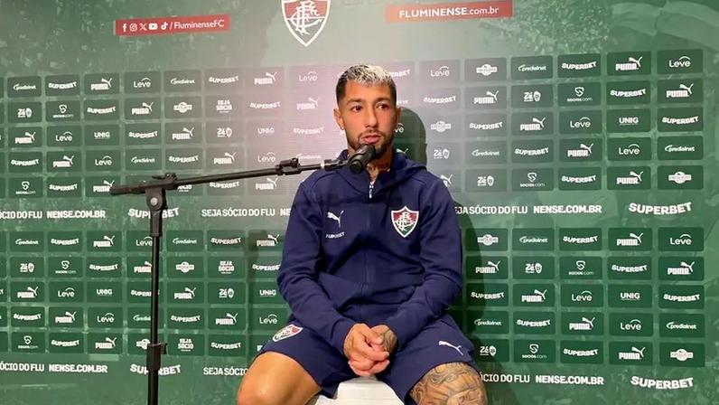 Lucho Acosta concede entrevista após vitória do Fluminense sobre o Athletico-PR (Foto: Maurício Luz / Lance!)