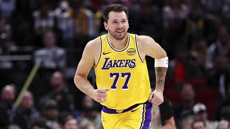 Luka Doncic e defesa brilham na vitória do Lakers sobre Rockets