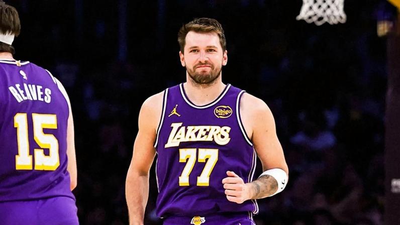 Luka Doncic faz 41 pontos e cai duas posições no MVP da NBA