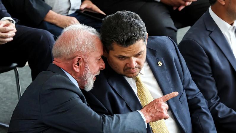 Lula e Alcolumbre: relação entre governo e Congresso atravessa fase de maior tensão política (Foto: Antonio Cruz/Agência Brasil)