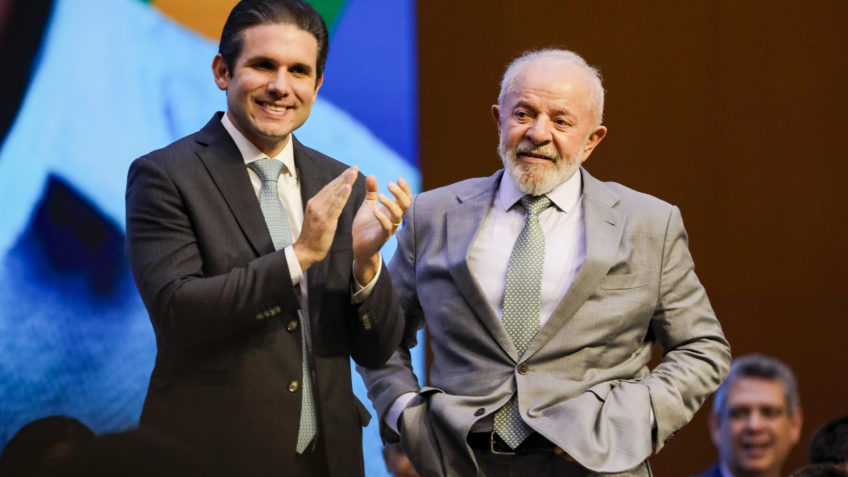 Presidente Luiz Inácio Lula da Silva ao lado do presidente da Câmara dos Deputados, Hugo Motta e do ministro da Educação, Camilo Santana, participa da cerimonia da entrega do Compromisso Nacional Criança Alfabetizada, em Brasilia