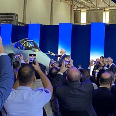 Lula batiza com champanhe o primeiro caça supersônico brasileiro