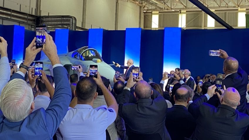 Na imagem, o presidente Lula batiza com champanhe a 1ª aeronave supersônica produzida no Brasil, o caça F-39E Gripen, desenvolvido pela Embraer em parceria com a sueca Saab; a cerimônia foi realizada no Aeródromo da Embraer, em Gavião Peixoto (SP)