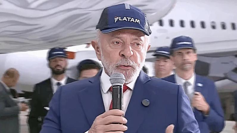 O presidente Lula visitou na noite desta 4ª feira (25.mar.2026) o centro de manutenção da Latam, em São Carlos (SP)