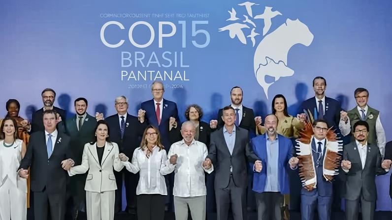 Presidente da República, Luiz Inácio Lula da Silva, posa para a Fotografia oficial da 15ª Conferência das Partes da Convenção sobre Espécies Migratórias da ONU, no Centro de Convenções Arquiteto Rubens Gil de Camilo. Campo Grande - MS.