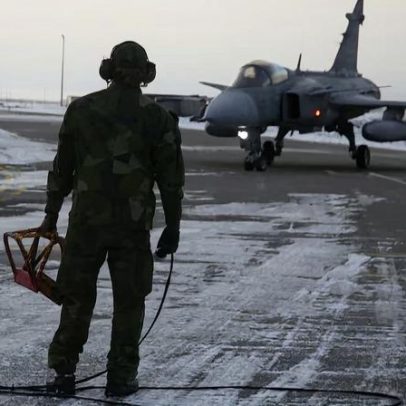 Caças suecos patrulham Islândia em demonstração de força sobre o Ártico