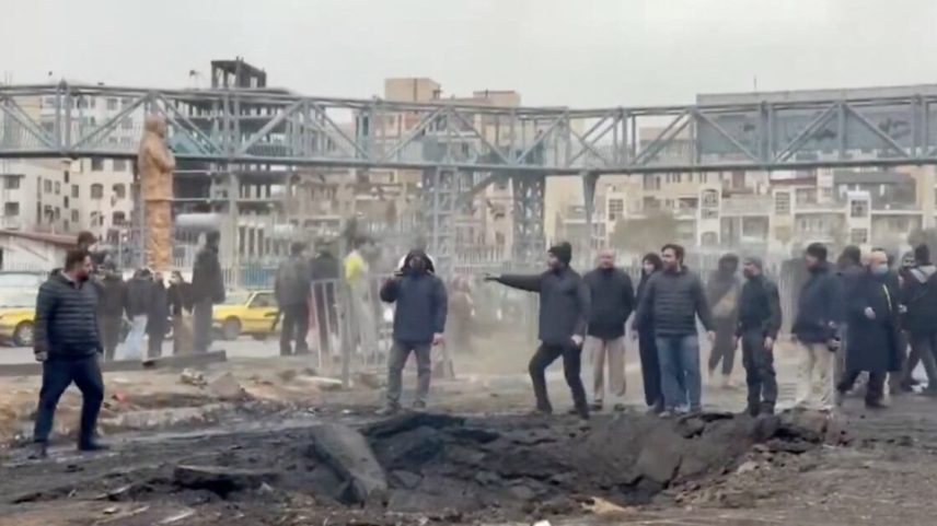 Conflito no Oriente Médio intensifica ataques aéreos e Irã reprime dissidência