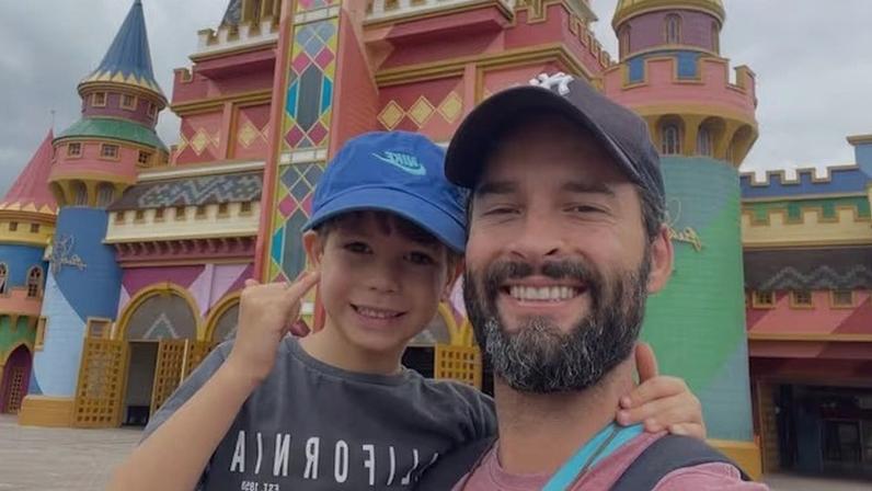 Willian Mello curte parque de diversões com o filho durante pausa nas gravações