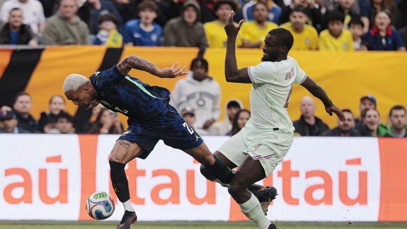 Ancelotti indica Danilo para substituir Wesley em treino tático da seleção