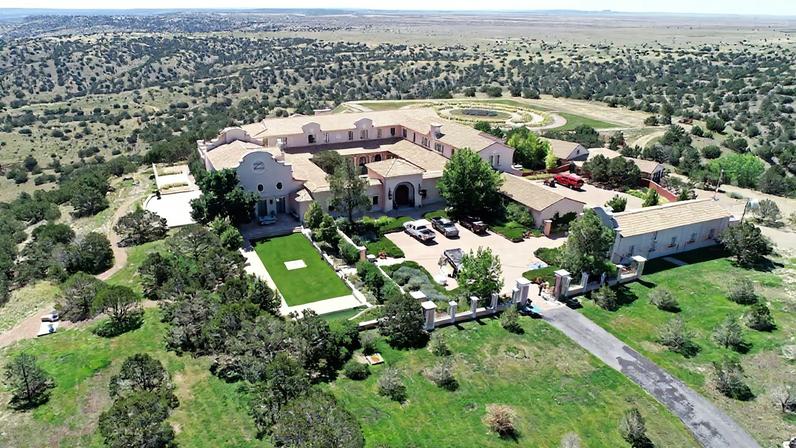 Irmãos de Giuffre visitam rancho no NM e pedem documentos não redigidos