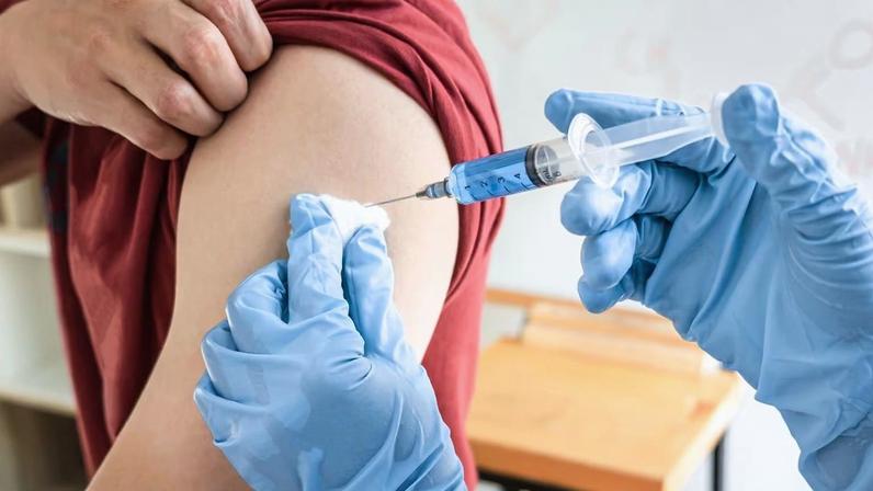 Vacina da gripe reduz casos graves e internações. ( Foto: Superohmo via Canva)