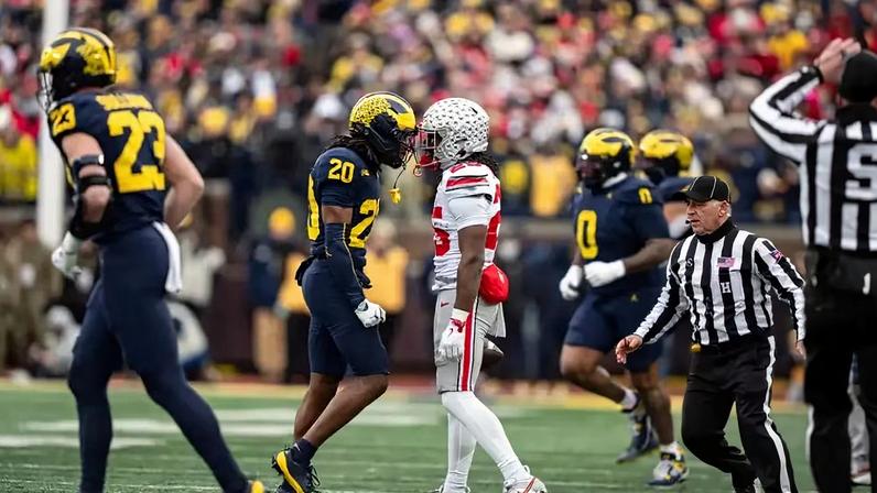 Jogadores de Michigan e Ohio State se encaram durante clássico do futebol americano universitário
