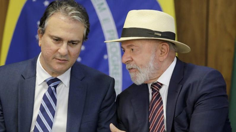 Camilo Santana (esq.) e Lula participam às 15h desta 2ª feira (23.mar), em Brasília (DF), da cerimônia de entrega do prêmio Selo Nacional Compromisso com a Alfabetização